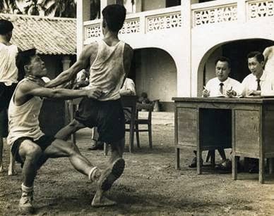 I Maestri Nguyen Loc e Le Sang in una sessione d'esame. Si presume fosse il 1957