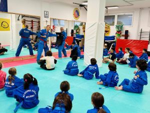 Arte marziale per bambini durante una lezione di Vovinam
