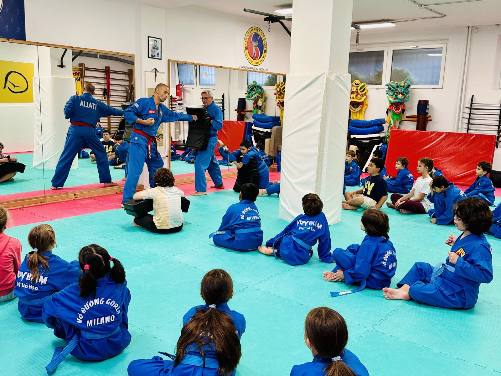Arte marziale per bambini durante una lezione di Vovinam