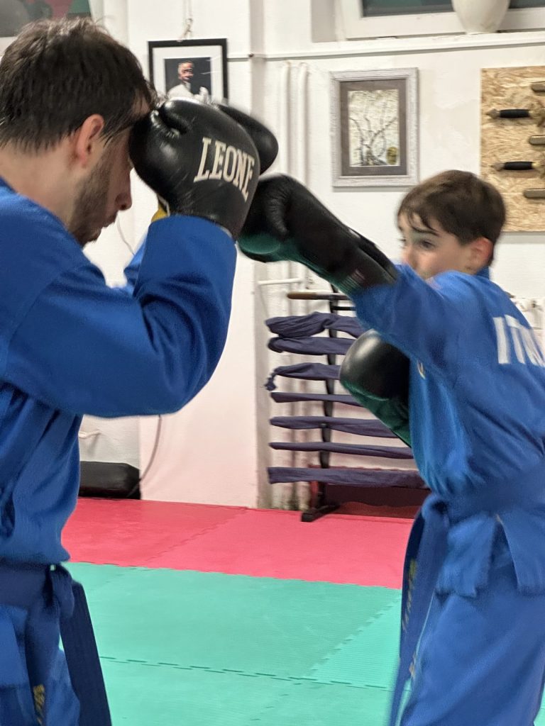 Sicurezza nelle arti marziali durante un allenamento di Vovinam