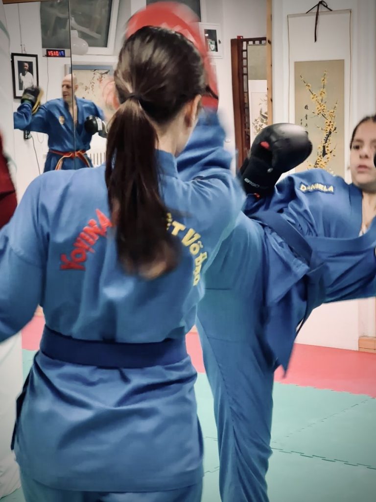 Sicurezza nelle arti marziali durante un allenamento di Vovinam