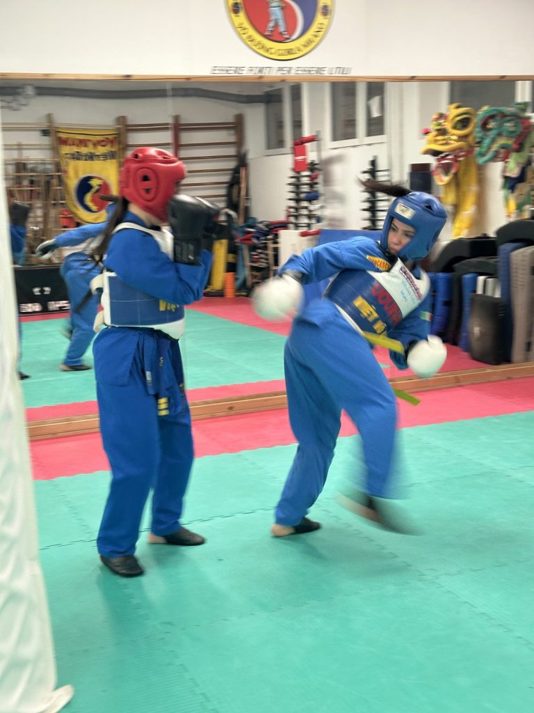 Sicurezza nelle arti marziali durante un allenamento di Vovinam