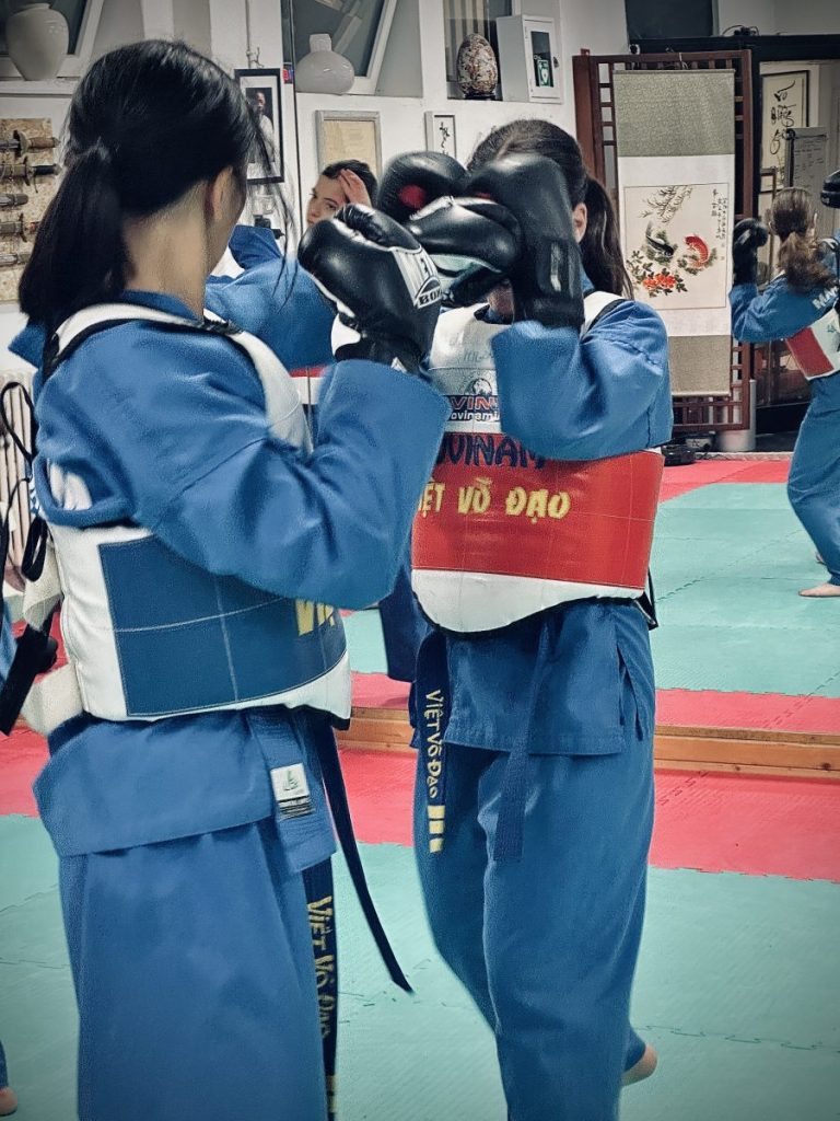 Sicurezza nelle arti marziali durante un allenamento di Vovinam